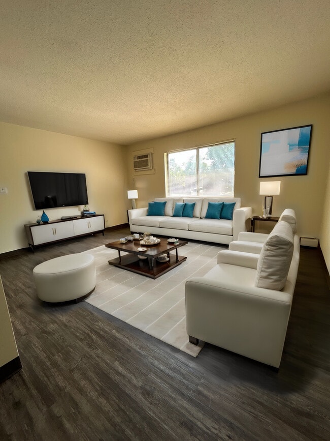 Building Photo - 310 NW Chapel Dr