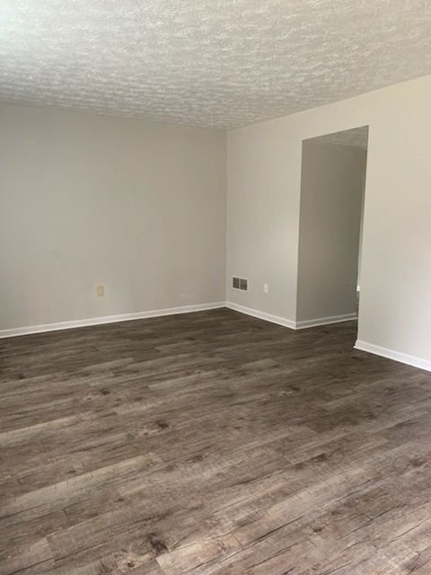 Building Photo - 4121 Oakwood Village Drive - B