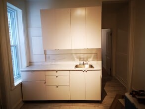 Building Photo - 979 Rue Saint-André