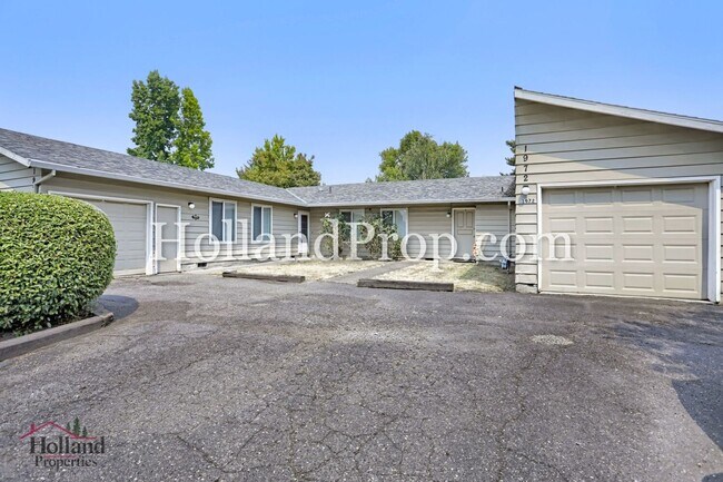 Foto del edificio - Charming 3-Bedroom Duplex with Fenced Yard, Fireplace & Garage Near Hwy 26!