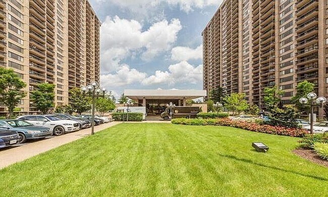 Entrada principal - 3705 S George Mason Dr