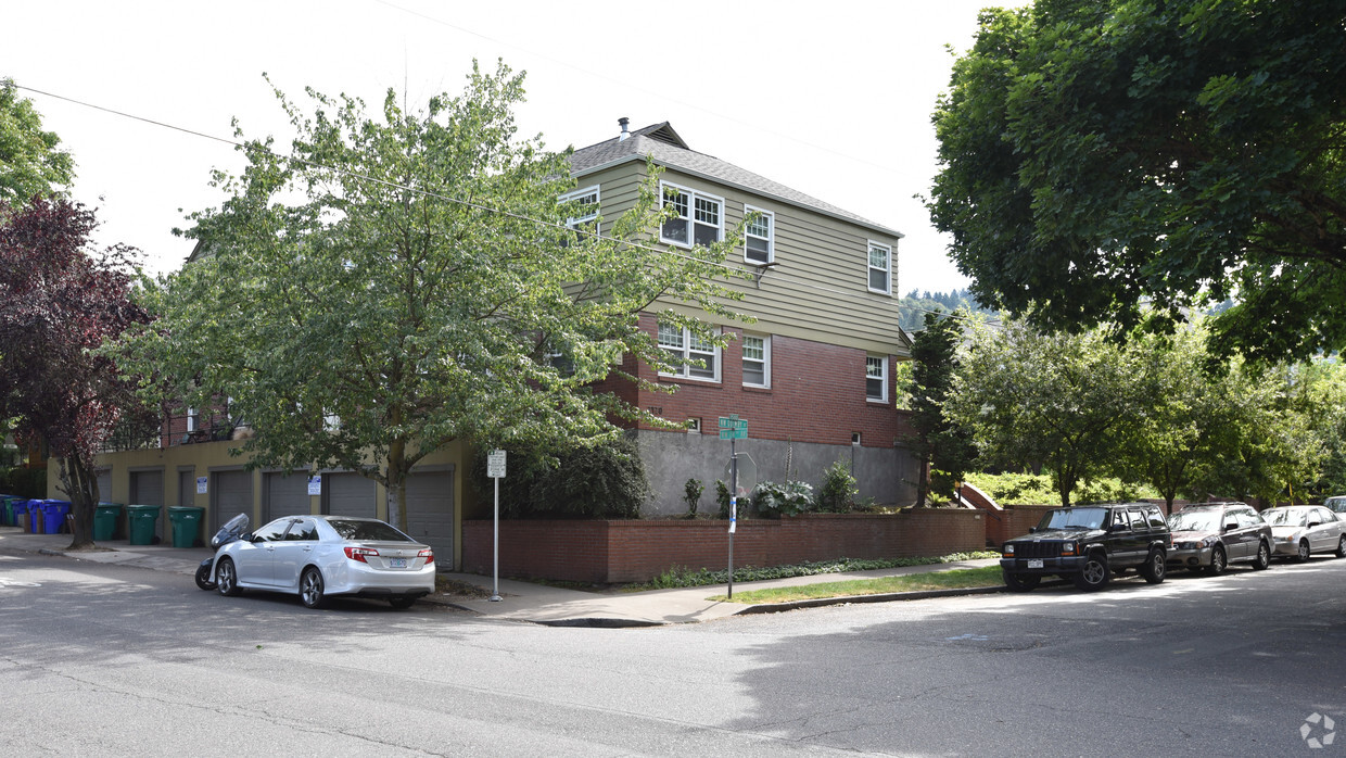 Primary Photo - Chapman Manor
