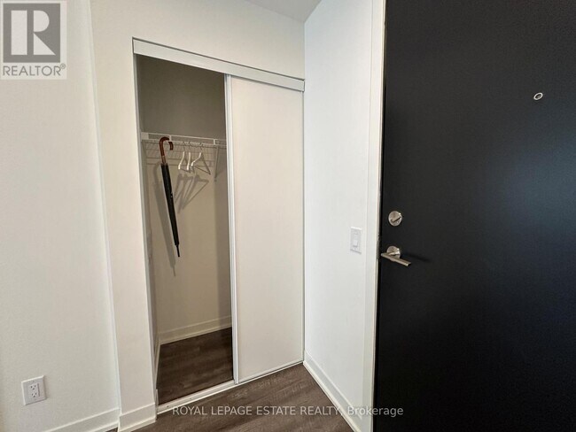 Photo du bâtiment - 1808 St Clair Ave W