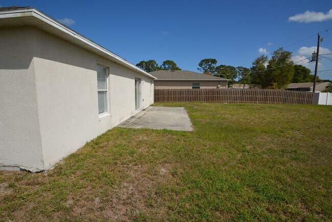 Foto del edificio - IMMACULATE 3 BD /2 BA HOME IN PALM BAY