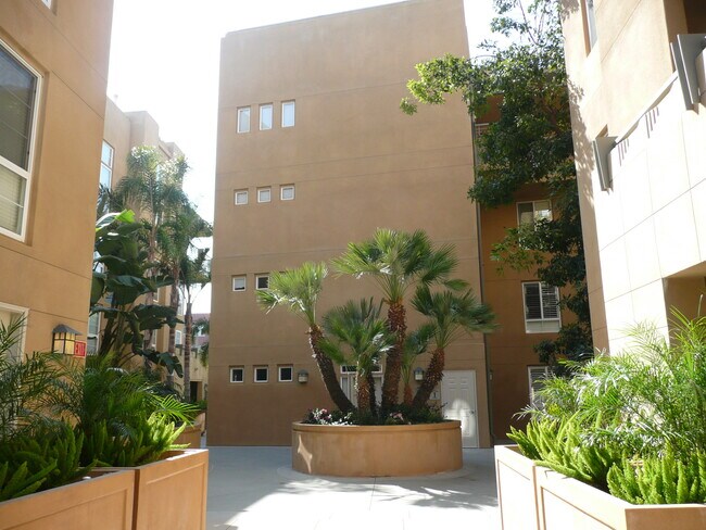 Building Photo - 5831 Seawalk Dr