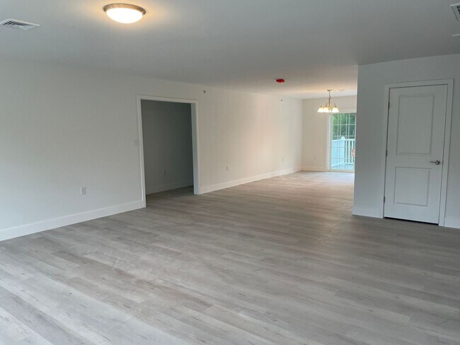 Foto del edificio - 558 Longfellow Dr