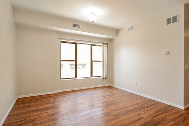 Building Photo - 885 N Marshfield Ave
