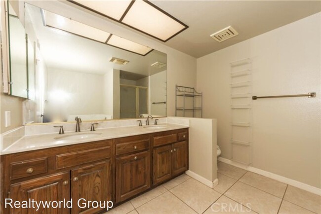 2 br, 2.5 bath House - 4444 Wilshire Bl 203 - 4