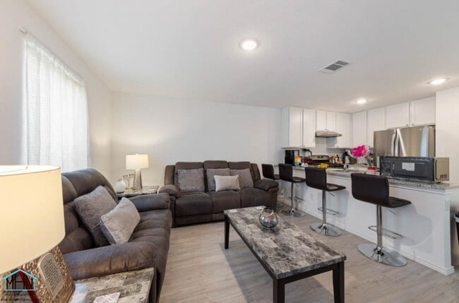 Building Photo - Incredible 3 bed/2.5 bath newer built home...