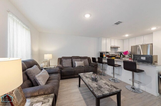 Foto del edificio - Incredible 3 bed/2.5 bath newer built home...