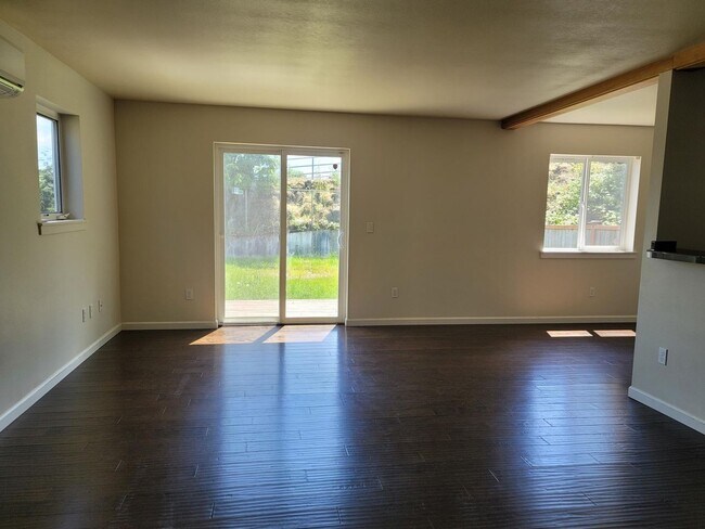 Building Photo - 3 Bedroom Home in Convenient Bremerton Loc...