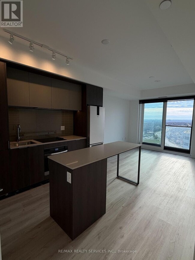 Photo du bâtiment - 395 Square One Dr