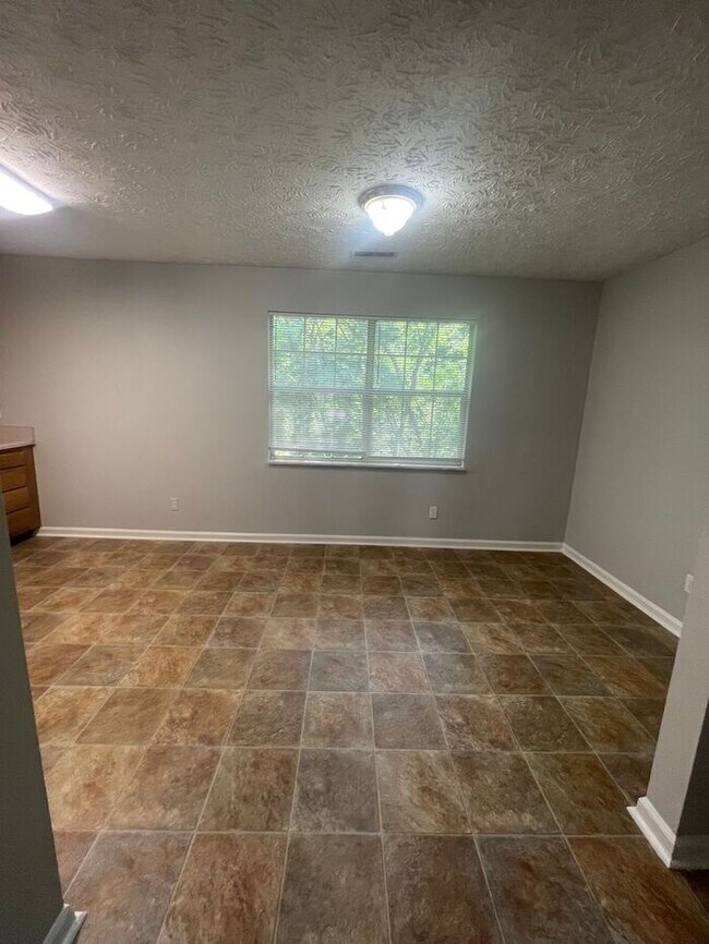 Building Photo - 3 bed, 2 bath, 2 car garage home w/ finished basement/bonus room in West Knox