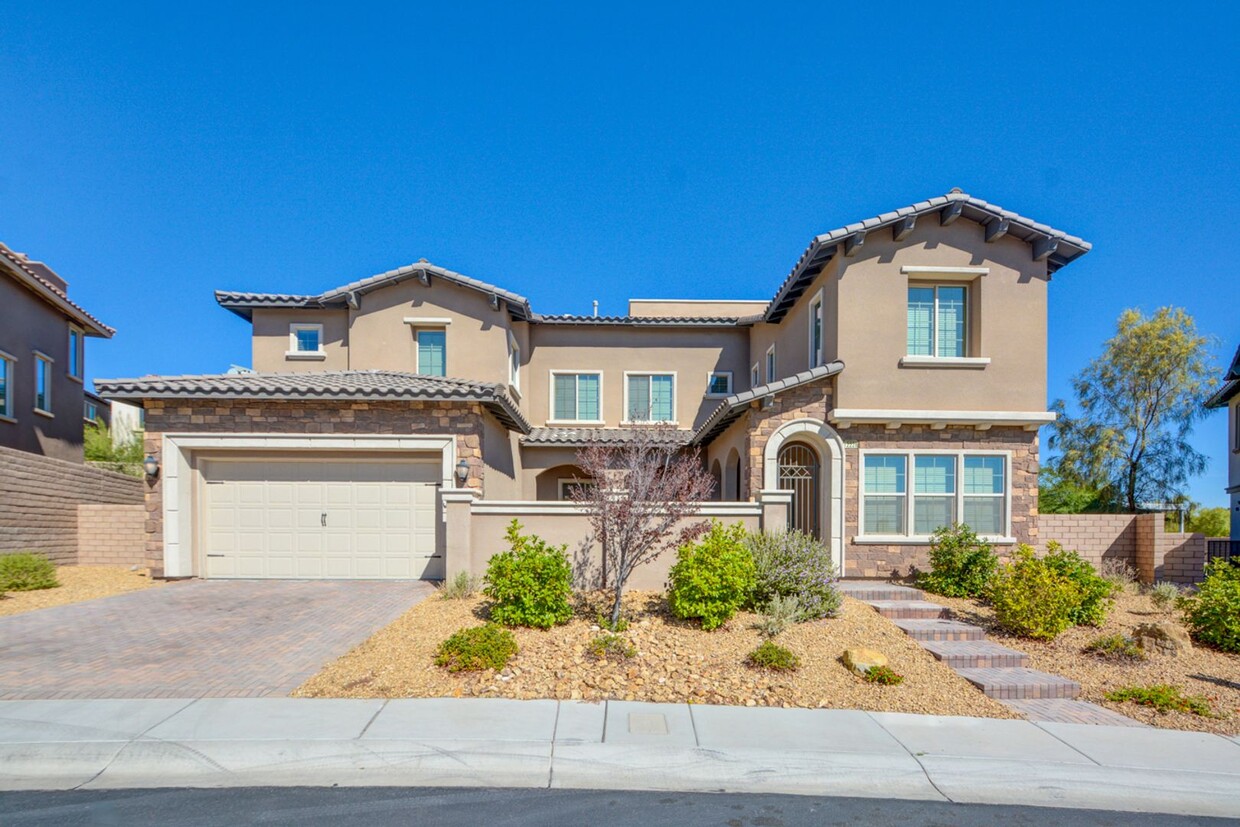 Foto principal - Don't miss this one! Gorgeous 4 bedroom ho...