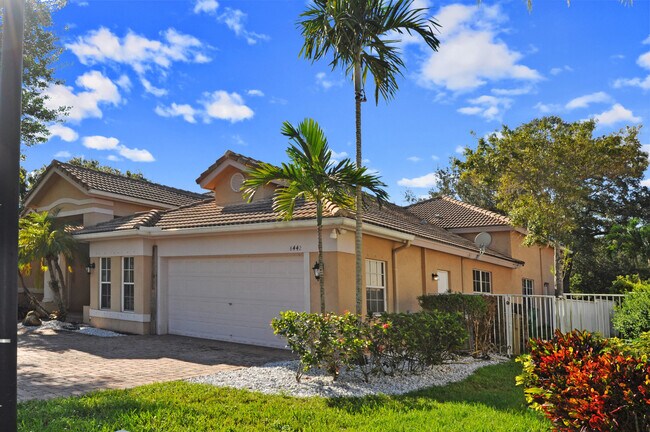 Building Photo - 8442 N Lake Forest Dr