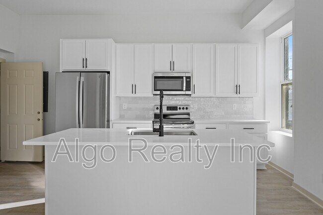 Building Photo - 842 Rice St