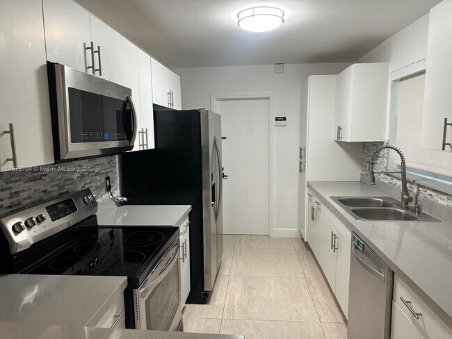 Building Photo - 3401 S Le Jeune Rd