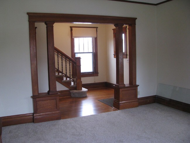 Building Photo - 710 E Adams St