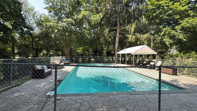 Foto del edificio - 232 Brookville Rd