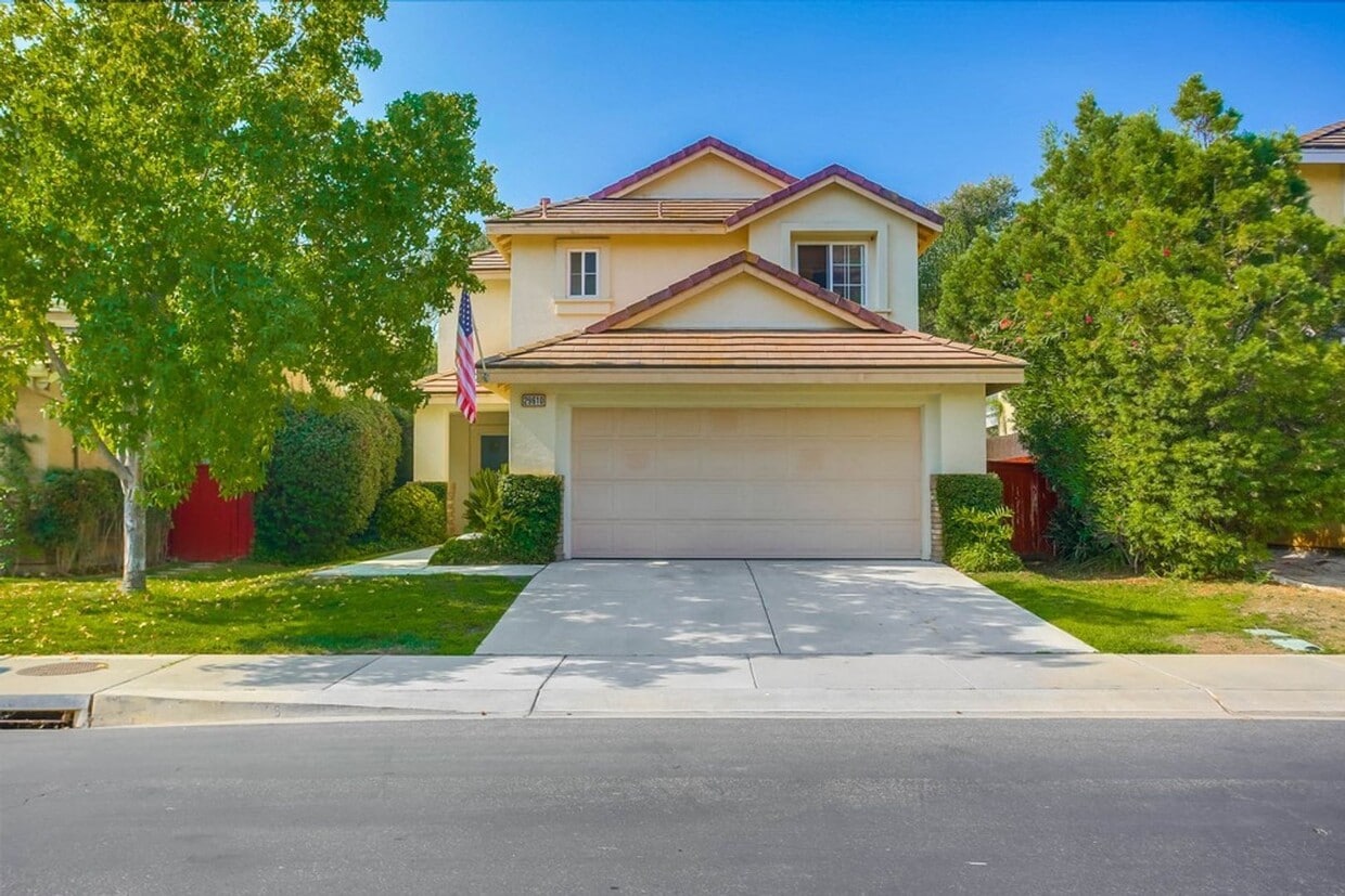 Primary Photo - Available Now!! Spacious 4 Bedroom Plus a ...