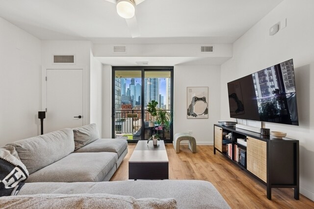 Foto del edificio - 451 W Huron St
