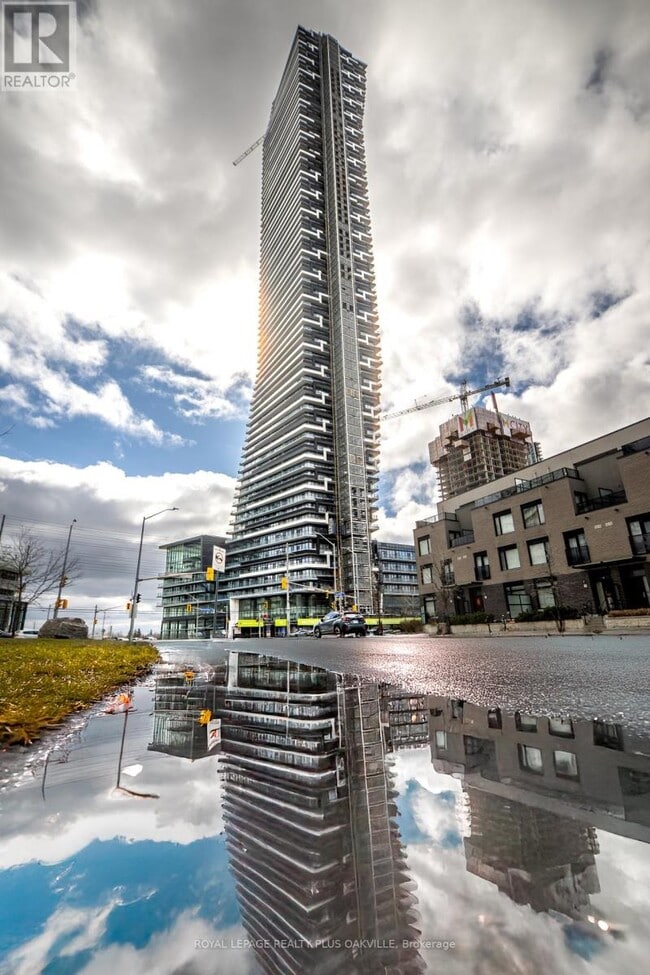 Building Photo - 448 Burnhamthorpe Rd W