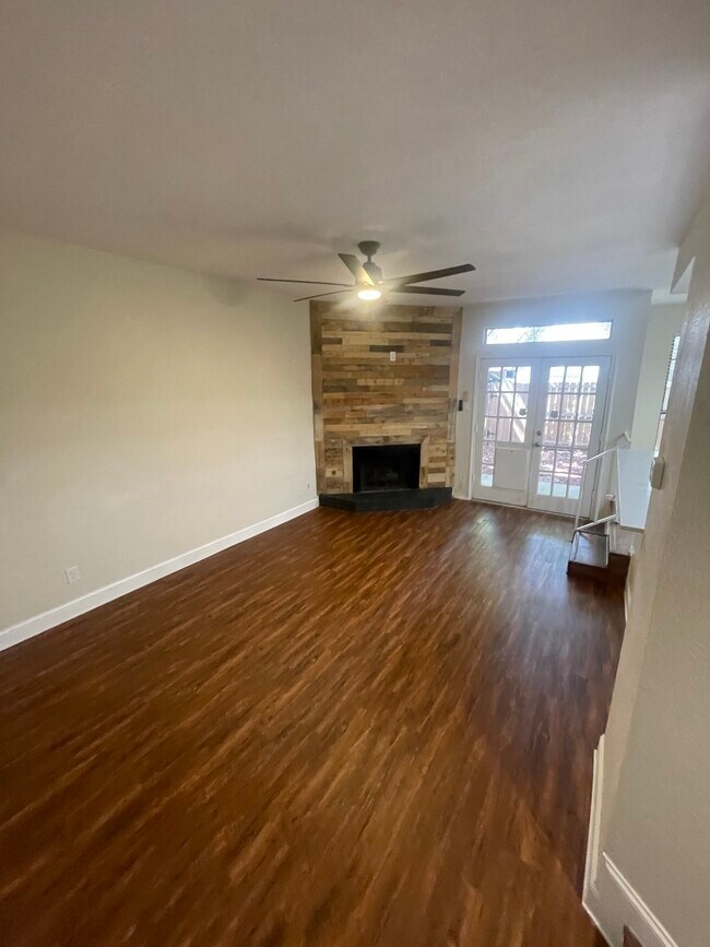 Building Photo - 5750 Phoenix Dr