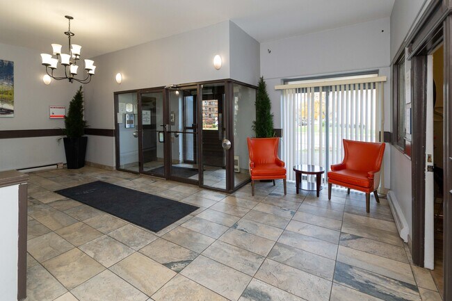 Photo du bâtiment - Regal Tower Apartments - Sarnia