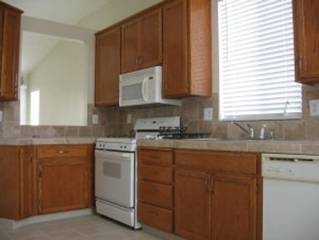 Building Photo - Beautifully Updated 3 Bedroom, 2 Bath Single-Story Home