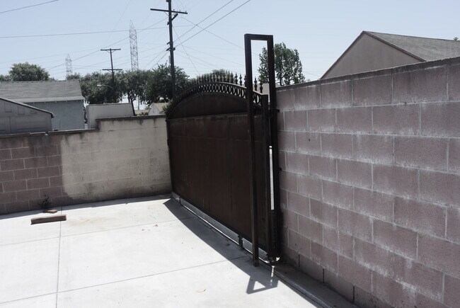 ENTRY GATE - 8901 Firestone Plz