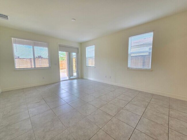 Foto del edificio - Beautiful Kiley Ranch Home with Open Floor Plan & Private Backyard