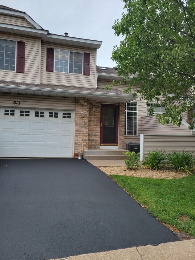Primary Photo - 3 Bedroom Townhouse!