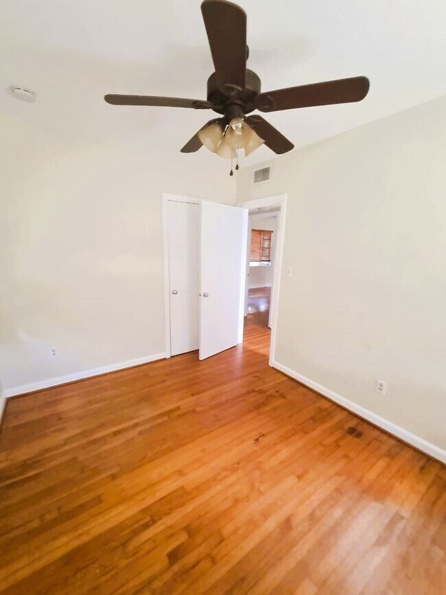 Foto del edificio - Spacious 2 bed 1 bath in Beautiful Park Lake /Higland neighborhood