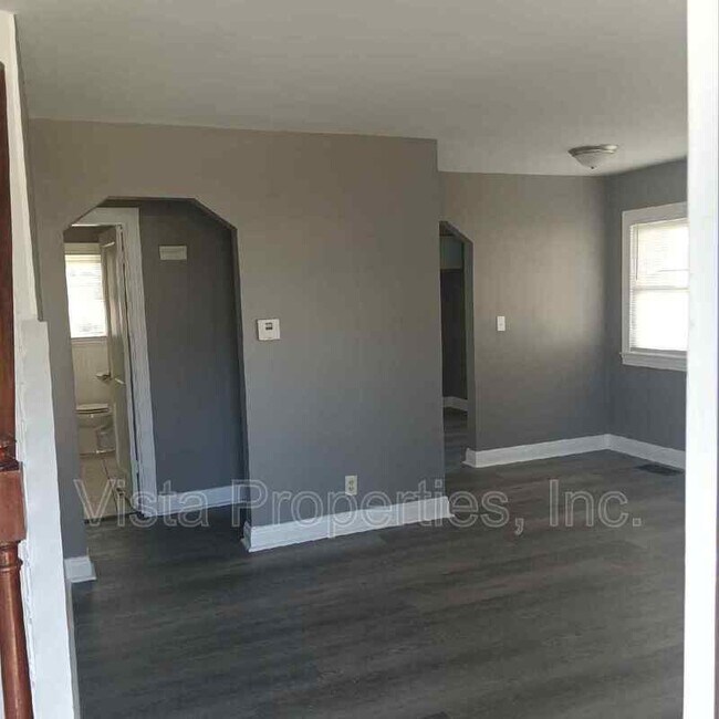 Building Photo - 214 Kenoak Dr