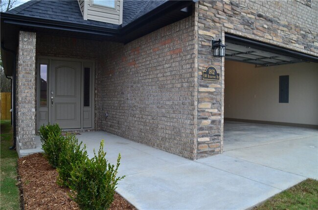 Building Photo - 1802 SW Riverstone Rd