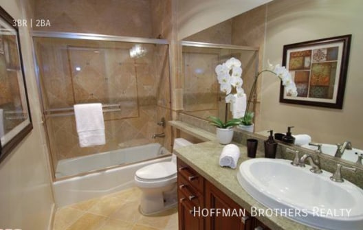 Foto del edificio - 11911 Mayfield Ave