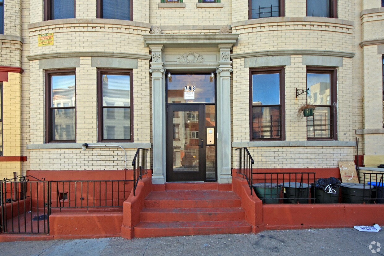 Building Photo - 798 St Johns Pl