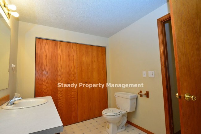 Building Photo - Private 4plex in Milton WA