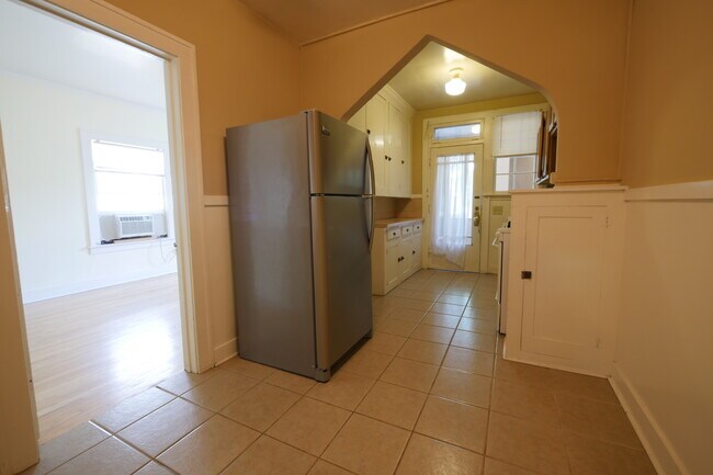 Vista este de la cocina - 717 W S St