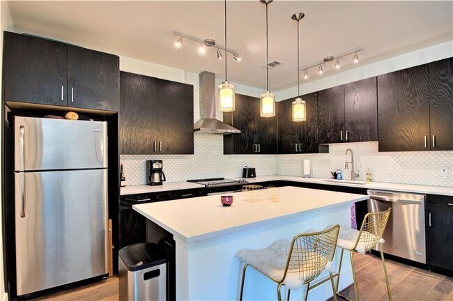 Building Photo - 1615 E 7th St