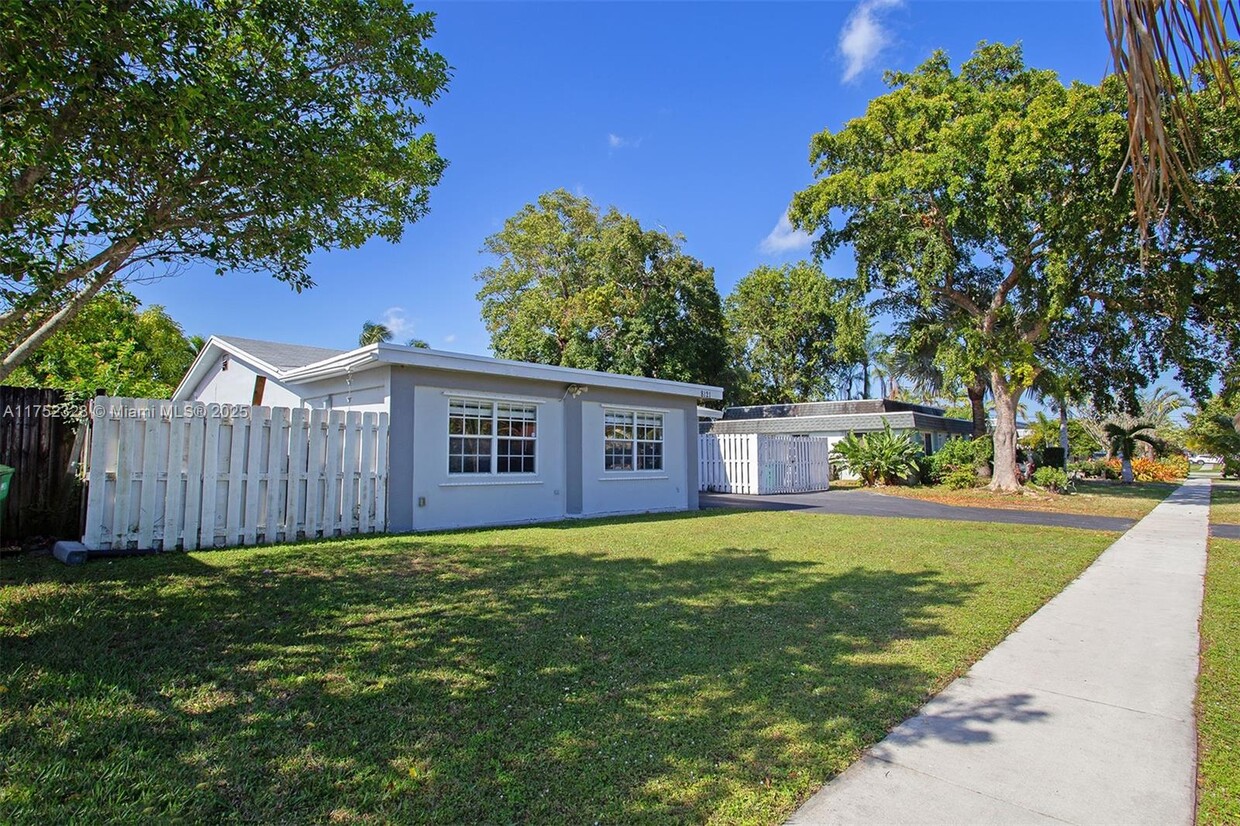 Foto principal - 8121 NW 72nd Ave