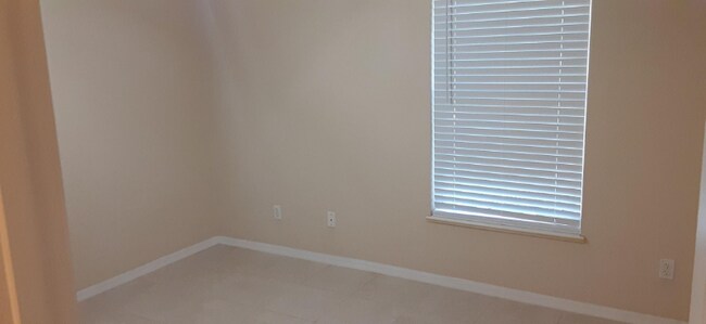 Building Photo - 461 SW Carmelite St