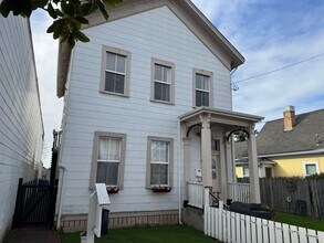 Building Photo - 724 B St