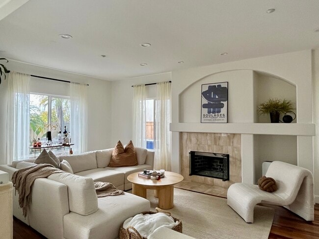Living room - 522 S Maria Ave