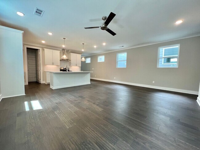 Building Photo - 4 Bedroom, 3 Bath Home w/ Garage