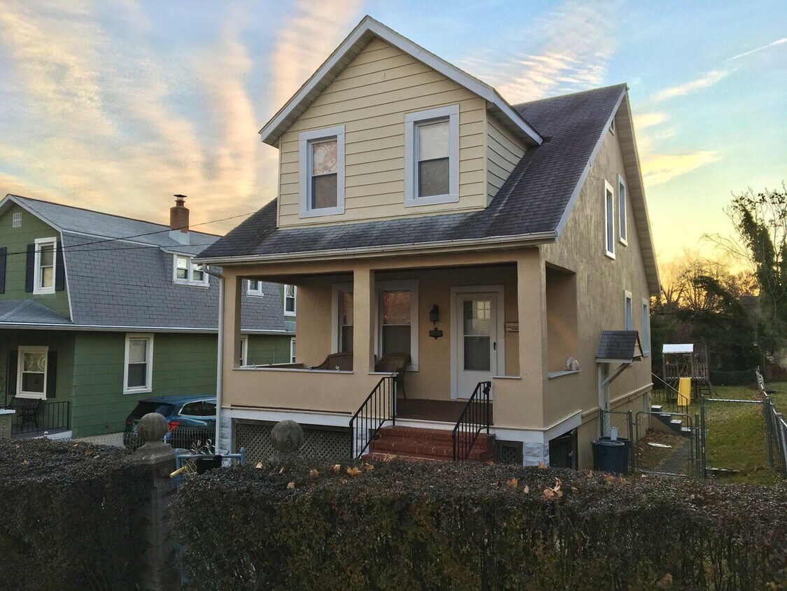 Primary Photo - Fantastic 3-Bedroom Overlea Home with Open...