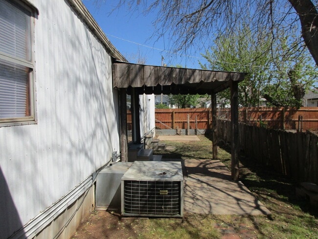 Foto del edificio - 2 bedroom 1.5 bath with Covered Deck and C...