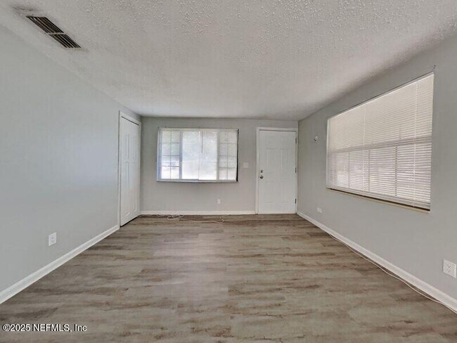 Foto del edificio - 6037 George Wood Ln E