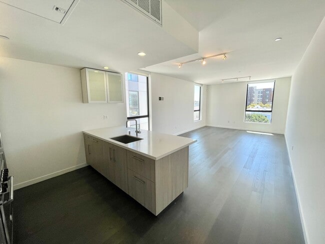 Building Photo - 2BR/2BA Inner Mission Boutique Condo w/Parking, Storage, Laundry – PROGRESSIVE