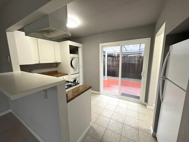 Foto del edificio - Rare remodeled 1 bedroom is perfect cozy h...